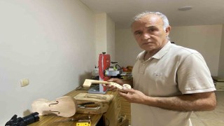 Annesinin altınlarını bozdurup aldığı keman, emekliliğinde mesleği oldu