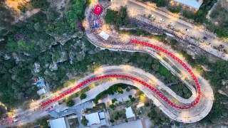 Antalyada 400 metrelik dev Türk bayrağı ile Fener Alayı düzenlendi