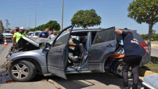 Antalyada iş makinesi ile çarpışan otomobildeki sürücü ve eşi yaralandı