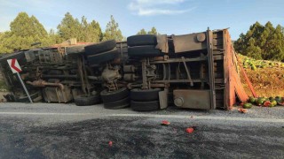 Antalyada karpuz yüklü kamyon devrildi, tonlarca karpuz yol kenarına savruldu