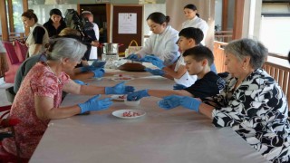 Antalyada nineden toruna miras: Gülüklü çorbası buluşması