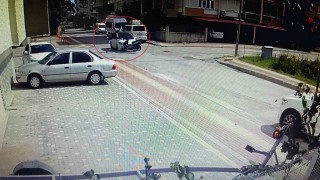 Antalyada otomobille çarpışan motosiklet sürücüsü havada taklalar attı