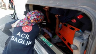 Antalyada servis minibüsü devrildi, sıkışan sürücüyü ekipler çıkardı