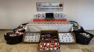 Antalyada telefon aksesuarı operasyonunda binlerce ürün ele geçirildi
