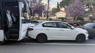 Antalyada zincirleme kaza: 2si çocuk 3 kişi yaralandı
