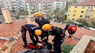 Apartman boşluğuna düşen iki çocuk AFAD ekipleri tarafından kurtarıldı