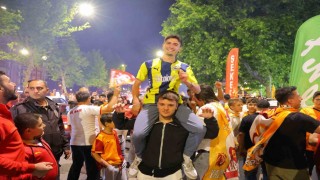 Araçlarına Fenerbahçe bayraklı tabut yerleştiren iki sürücüye ceza