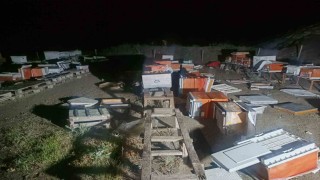 Arı kovanları cayır cayır yandı