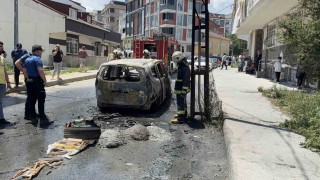 Arnavutköyde park halindeki otomobil alev topuna döndü: O anlar kamerada