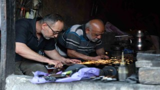 Asırlık dükkânda baba-oğulun bıçak mesaisi