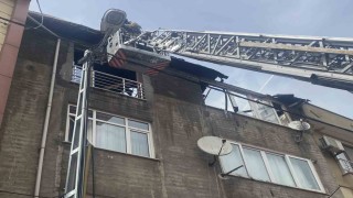 Ataşehirde bir binanın çatı katı yanarak alevlere teslim oldu