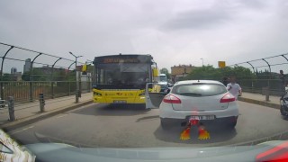 Ataşehirde trafikte tartıştığı bıçaklı saldırgana yangın tüpüyle müdahale etti