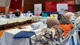 Atık malzemeler gençlerin elinde çantaya dönüştü