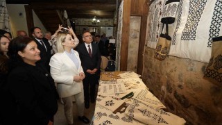 Atık malzemeler üniversite öğrencilerinin elinde sanata dönüştü