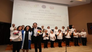 AÜ 60+ Tazelenme Üniversitesinde mezuniyet sevinci