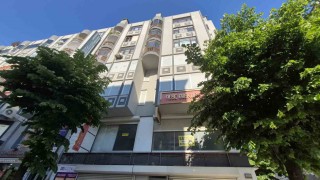 Avcılarda binadan kopan beton parçaları bir kadının kafasına düştü