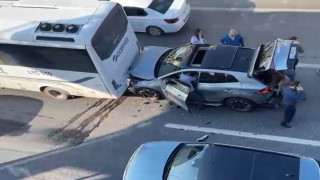 Avcılarda kontrolden çıkan araç otobüse çarptı