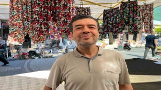 Aydında oğul çıkaran arı kolonisi pazar tezgahına kondu
