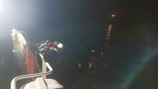 Ayvalıkta 13ü çocuk 43 düzensiz göçmen ve yasa dışı yollarla ülkeyi terk etmeye çalışan 2 Türk vatandaşı yakalandı