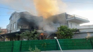 Ayvalıkta bir villanın garajında park halindeki araçta çıkan yangın eve sıçradı