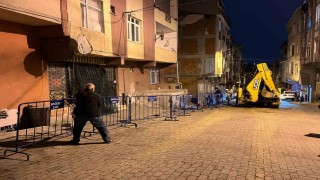 Bağcılarda inşaatın temel kazma işlemi sırasında hasar gören 5 katlı bina mühürlendi
