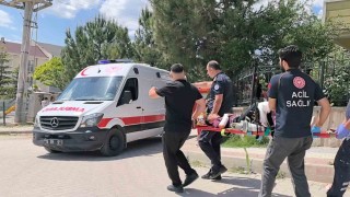 Bahçe duvarından atlarken bacağı demire saplanan çocuğu itfaiye kurtardı