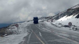 Bahçesaray yolunda Mayıs karı etkili oldu