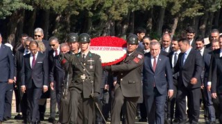 Bakan Bak, gençler ve sporcularla Anıtkabiri ziyaret etti