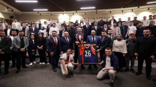 Bakan Bayraktar, Anadolu Üniversitesinde gençlerle buluştu
