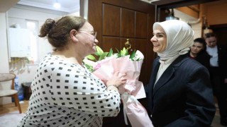 Bakan Göktaştan devlet korumasındaki çocukların gönüllü annesi Gürele Anneler Günü ziyareti