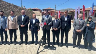 Bakan Kurum, köy evlerine yerleşen depremzedeleri ziyaret etti