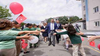 Bakan Tekin Atatürk İlkokulunu ziyaret etti, bayrak törenine katıldı