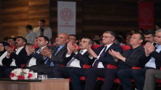 Bakan Tekin, Vanda Maarif Orkestrası ve Halk Dansları Topluluğunun gösterisini izledi