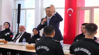 Bakan Yerlikaya, Polis Akademisinde öğrencilerle bir araya geldi