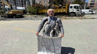 Balıkçı Kenan, boynuna astığı balıklarla İmamoğlu ve Özeli protesto etti