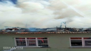 Balıkesirde evin çatısı alevlere teslim oldu