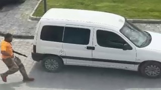 Balıkesirde hurdacıyı tüfekle vuran saldırganın kaçtığı anın görüntüleri ortaya çıktı