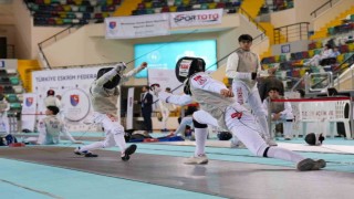 Balıkesirde sporcular eskrimde şampiyonluk için yarışıyor