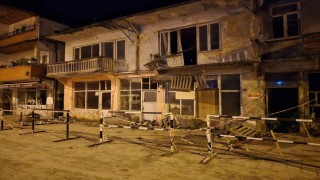 Balkon park halindeki aracın üzerine düştü