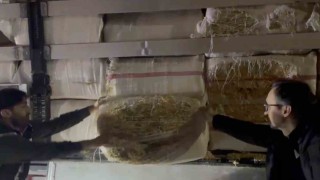 Balyaların arasından binlerce kaçak sigara çıktı