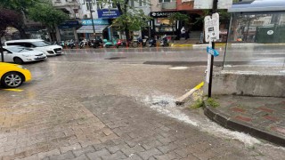 Bandırmada sağanak yağış etkili oldu