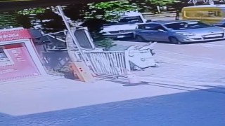 Bankamatikten para çekti, servis aracının altında kaldı...O anlar kamerada