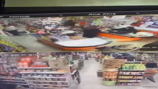 Başakşehirde müşteri kılığında markete girdi, 4 koli kahve çaldı: O anlar kamerada