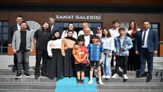 Başkan Büyükkılıç, Karma resim Sergisinde gençlerle buluştu