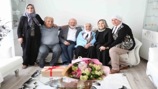 Başkan Çolakbayrakdardan 109 yaşındaki Şemşi Nineye Anneler Günü sürprizi