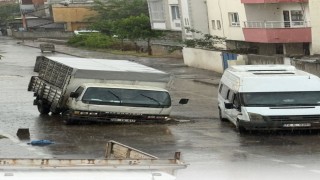 Batmanda altyapı çalışması sonrası yol çöktü: Seyir halindeki kamyonet zarar gördü