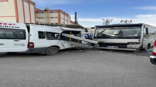 Batmanda minibüs ile midibüs çarpıştı: 7 yaralı