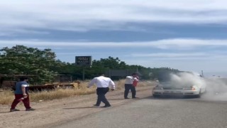 Batmanda otomobilde çıkan yangını şoförler söndürdü