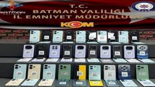 Batmanda takibe alınan otomobilde kaçak telefonlar ele geçirildi