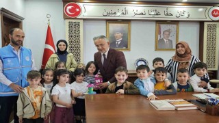 Bayburtlu minikler kumbaralarındaki parayı yetimlerle paylaştı